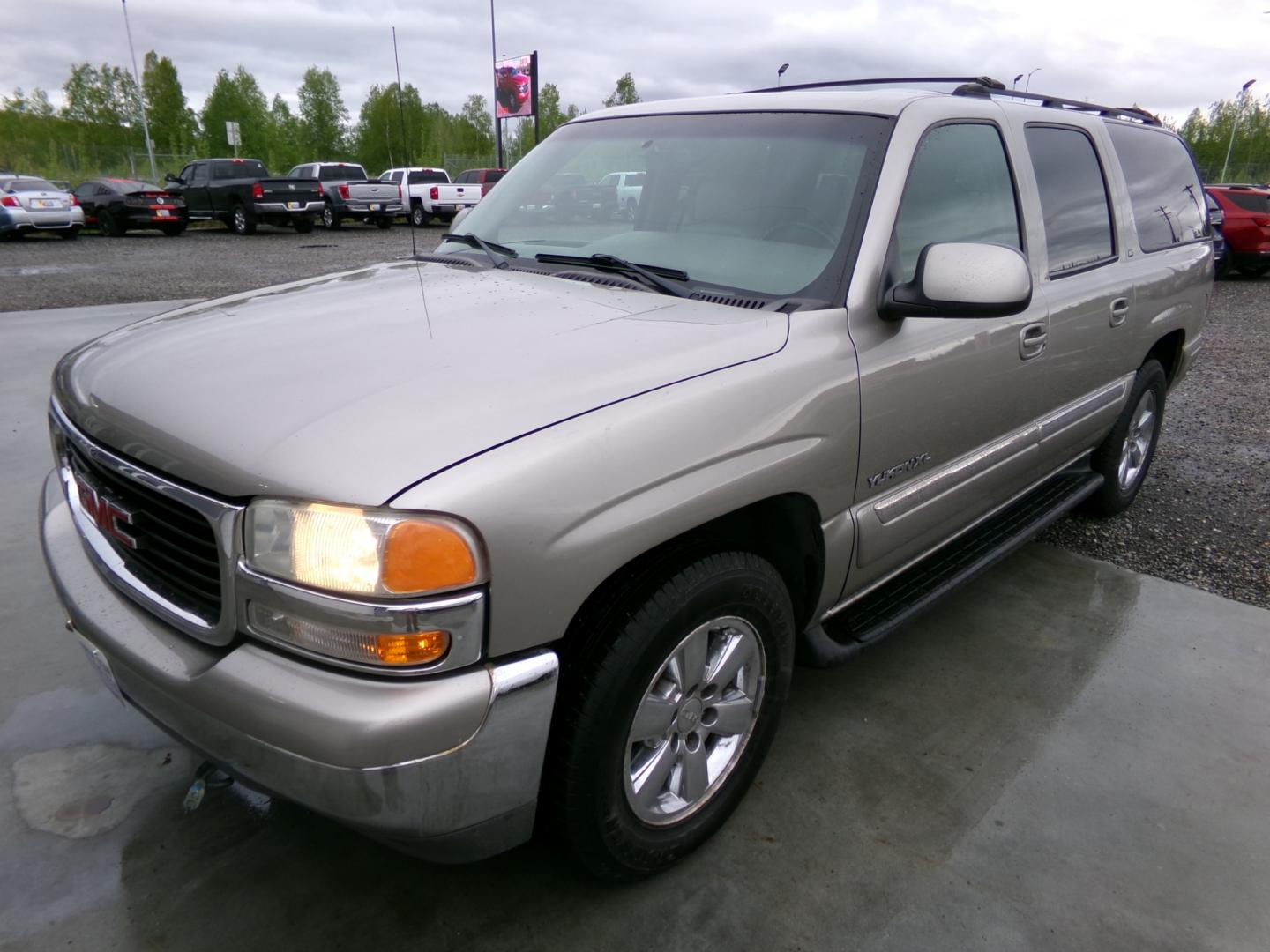 2001 Gold GMC Yukon XL 1500 4WD (3GKFK16T41G) with an 5.3L V8 OHV 16V engine, 4-Speed Automatic Overdrive transmission, located at 2630 Philips Field Rd., Fairbanks, AK, 99709, (907) 458-0593, 64.848068, -147.780609 - Photo#0